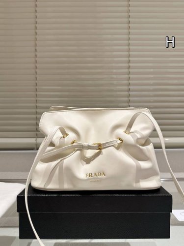 comes with a gift box Prada's new single-shoulder cloud bag This bag is made of
