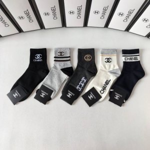 Special boutique packaging Chanel's new mid-length slouch socks! Five pairs per