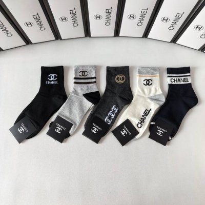 Special boutique packaging Chanel's new mid-length slouch socks! Five pairs per