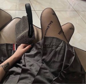 Comes with packaging DDD. One box contains one pair of Balenciaga's classic flo