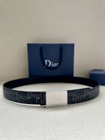 This 35mm double-sided belt combines elegance with modernity. Double-sided desi