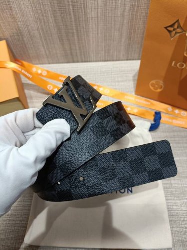 Comes with a fully packaged gift box. Virgil Abloh interprets the Lv Tag belt w