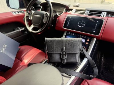 A new high-end Dior shoulder bag. Dior Daily messenger bag with flap and embosse