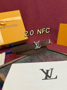 This beautiful 2.0 width LV belt pays homage to the brand's creativity. Its des