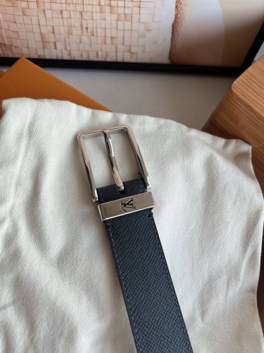 Louis Vuitton Pont Neuf 35mm black cross-grain leather belt, shiny gold-finished