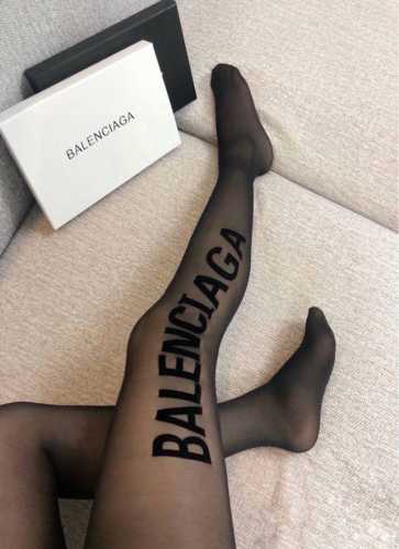 comes with packaging DDD. One box contains a pair of Balenciaga flocked letteri