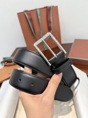 Loro Piana accessories are like golden threads weaving together the past and pre