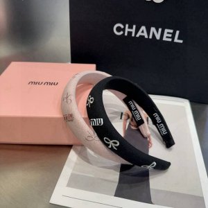 Comes with packaging box. Ddd's new Miumiu headband is simple, elegant, practica