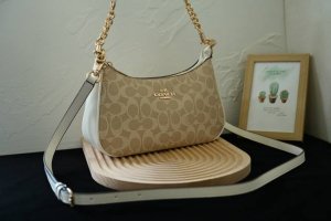 Coac's new arrival: the Cv933 outlet women's color-blocked Teri shoulder bag. De