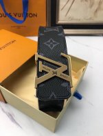 Authentic Louis Vuitton model. This belt is reversible and made of PVC, a specia