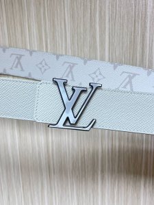 New for the season, the 40mm reversible belt features a soft off-white cross pa