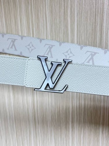 New for the season, the 40mm reversible belt features a soft off-white cross pa
