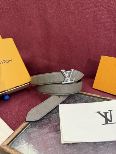 Lv Flowergram 30Mm belt boasts an exquisite design, combining versatility with a