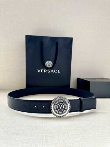 3.8cm wide Versace Jeans Couture cowhide V-Emblem buckle belt, featuring La Grec