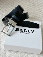 Bally double-sided leather belt, 3.4cm wide. A striking contrast of black and na