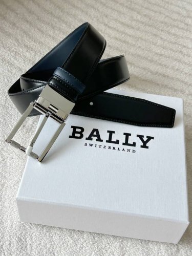 Bally double-sided leather belt, 3.4cm wide. A striking contrast of black and na