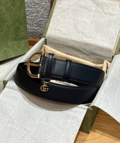 G brand new belt. A stylish calfskin belt with a semi-circular hardware design a