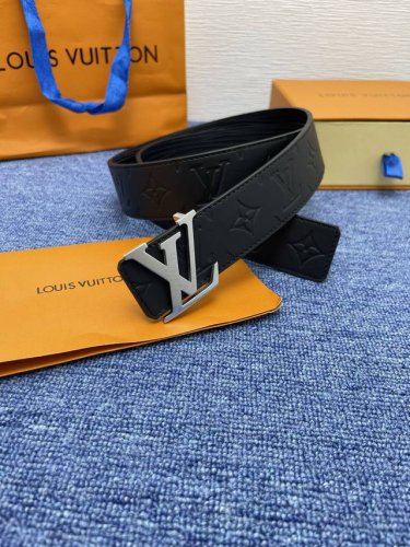 Brand Lv 4.0Cm 550103 Description: This belt features an Lv buckle with a buffa