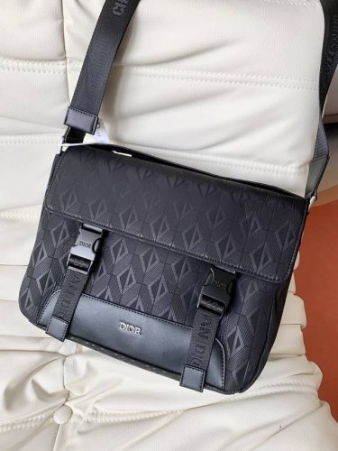 Original Nappa calfskin Dior Size: 31 21 8, this Dior explorer handbag draws ins