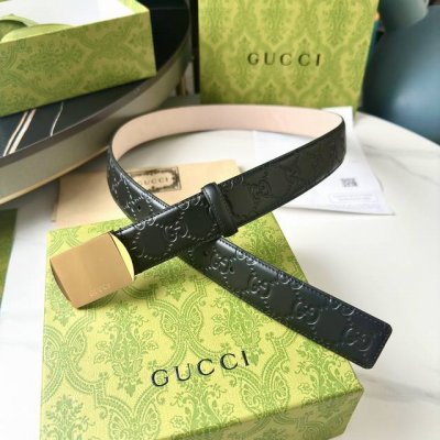GUCCI 35mm wide men's belt. This stylish belt is crafted from black double-faced