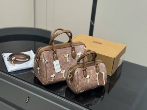 Comes with box Size: 25cm x 17cm Coach Boston Pillow Bag A bag suitable for all