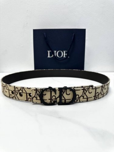 Dior 3.5cm Width. This belt buckle interprets the brand's classic pattern with a