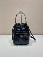 Lacquer wax leather 1Bh038 bucket bag This bucket bag is made of imported lacqu