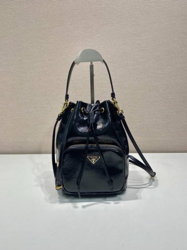 Lacquer wax leather 1Bh038 bucket bag This bucket bag is made of imported lacqu