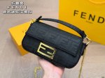 Folding boxFendi's new baguette bagClassic stitching and simple shape, The shoul