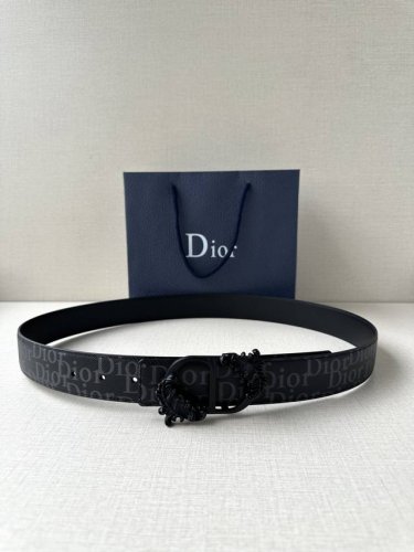 Width 3.5cm This 35mm reversible belt combines elegance with modern style. It fe