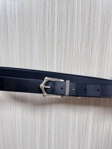 This season's new Frog reversible belt combines modern elements with elegant de