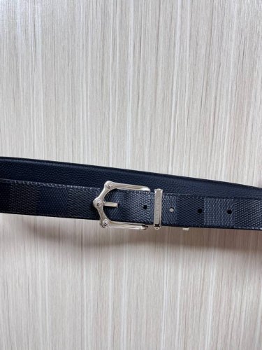 This season's new Frog reversible belt combines modern elements with elegant de