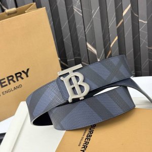 Italian leather belt in a versatile two-tone design. The plaque buckle is decor