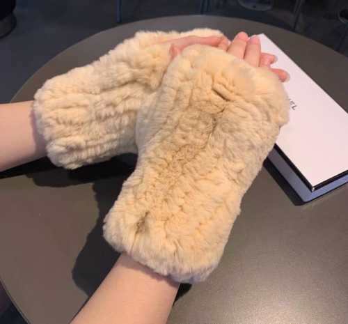 Chanel 2025 Fall/Winter Sloth Rabbit Fur Fingerless Cropped Gloves - A must-have