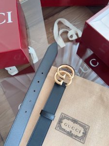 -Gucci. Made of top-grain calfskin, width 3.0cm. New Gucci logo horizontal label