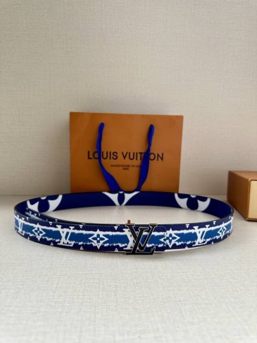 This 3.0 wide Lv Iconic double-sided belt combines two classic styles. The Mono