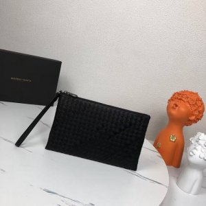 Medium size Bv men's clutch with box follows traditional craftsmanship, carefull