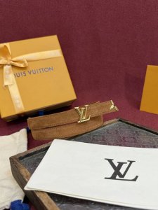 This beautiful 2.0 width LV belt pays homage to the brand's creativity. Its des