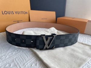 Comes with a complete gift box. LV classic logo buckle belt, the best choice for