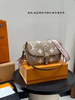 Gift box packagingSize: 26Cm Lv embossed Logo Diane baguette bagThe baguette bag