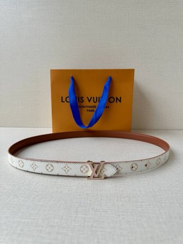 This 2.0 wide Lv Iconic belt gives traditional elements a modern twist. The sli