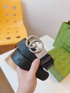 Gucci accessories continue to infuse classic designs with new life, reinterpreti