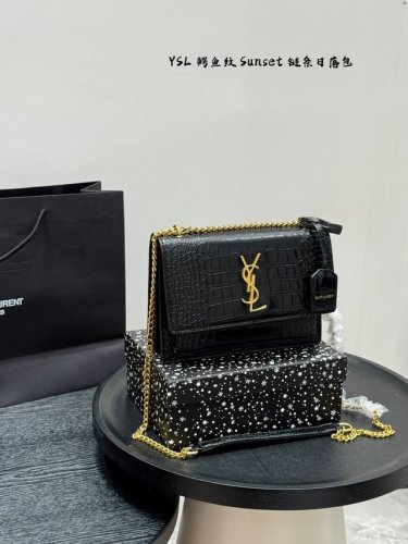 comes with a gift box Romantic city, the Yves Saint Laurent Sunset bag with cro