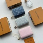 Color: Grayish-Pink Blue Size: 11.5X8.5X2.2 Portefeuille Roux is made of organi