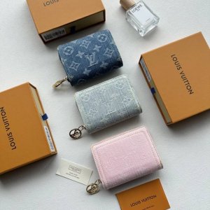 Color: Grayish-Pink Blue Size: 11.5X8.5X2.2 Portefeuille Roux is made of organi