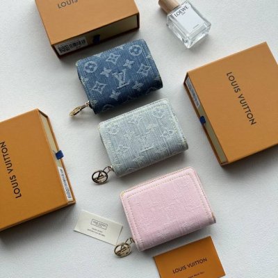 Color: Grayish-Pink Blue Size: 11.5X8.5X2.2 Portefeuille Roux is made of organi