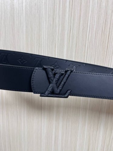 4.0mm wide double-sided imported cowhide leather, embossed, paired with a premi