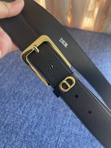 Crafted from black grained calfskin leather, this belt features a Dior-engraved