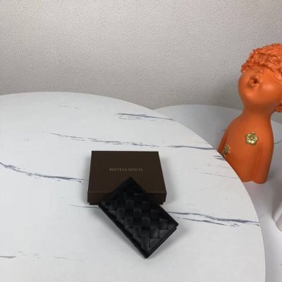 B's new mid-woven card holder is a must-have for everyone. Made of smooth cowhid