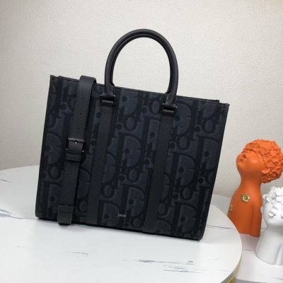 The most premium version on the market. Compare now! This East-West bag, a new